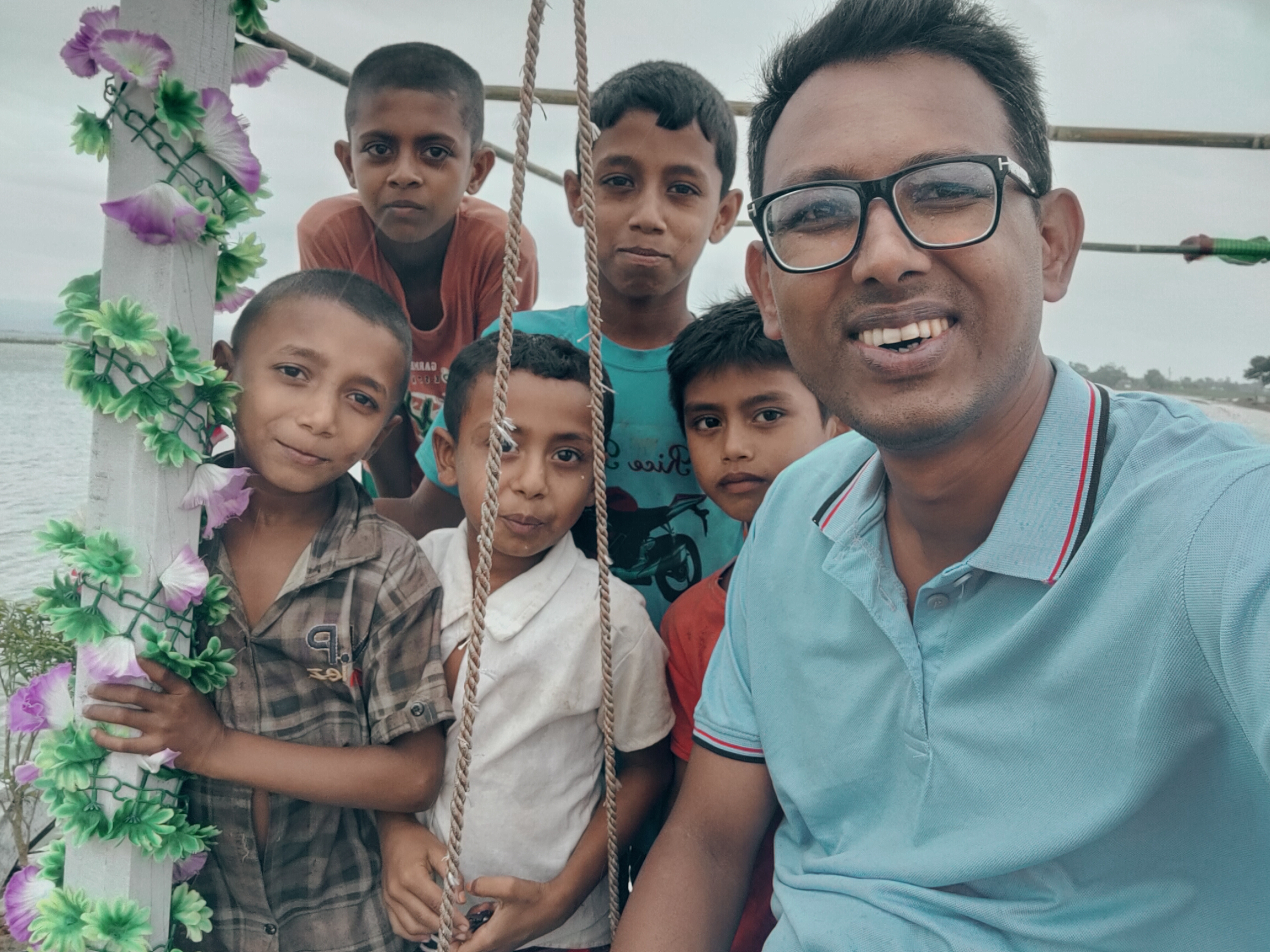 হাওরের দূর্দম শৈশব কাটানো কিশোরেরা।